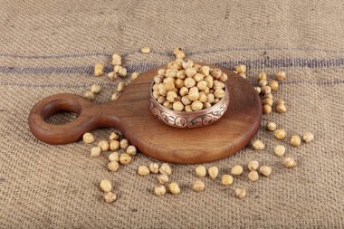 Keten arka planda bakır kasede fındık çeşitleri. Kavrulmuş fındık kabuğu, kabuklu fındık ve kabuksuz kavrulmuş fındık. Sağlıklı gıda konsepti. Diyet yiyecekler..