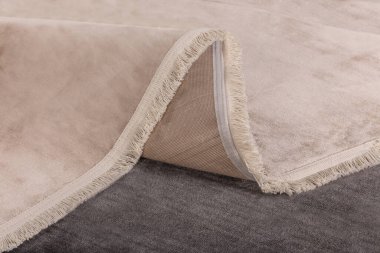 Halı detayları, renkli halı döşemeleri, çizgiler, odada desenli şık bir halı. Türk halısı çeşitli renk ve desenlerde ayrıntılı.