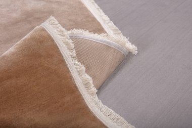 Halı detayları, renkli halı döşemeleri, çizgiler, odada desenli şık bir halı. Türk halısı çeşitli renk ve desenlerde ayrıntılı.