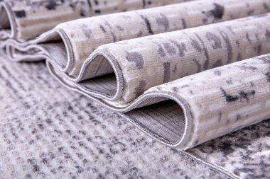 Halı detayları, renkli halı döşemeleri, çizgiler, odada desenli şık bir halı. Türk halısı çeşitli renk ve desenlerde ayrıntılı.