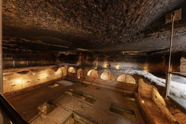 Dara harabeleri birçok birbirine bağlı mağaralardan oluşan antik bir şehirdir. Dara Antik Şehir. Mezopotamya. Mardin, Türkiye. Dara Antik Şehir Galerisi, büyük bir kaya kesimi mezar..