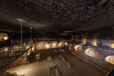 Dara harabeleri birçok birbirine bağlı mağaralardan oluşan antik bir şehirdir. Dara Antik Şehir. Mezopotamya. Mardin, Türkiye. Dara Antik Şehir Galerisi, büyük bir kaya kesimi mezar..
