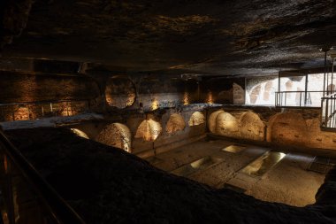 Dara harabeleri birçok birbirine bağlı mağaralardan oluşan antik bir şehirdir. Dara Antik Şehir. Mezopotamya. Mardin, Türkiye. Dara Antik Şehir Galerisi, büyük bir kaya kesimi mezar..