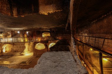 Dara harabeleri birçok birbirine bağlı mağaralardan oluşan antik bir şehirdir. Dara Antik Şehir. Mezopotamya. Mardin, Türkiye. Dara Antik Şehir Galerisi, büyük bir kaya kesimi mezar..