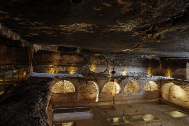 Dara harabeleri birçok birbirine bağlı mağaralardan oluşan antik bir şehirdir. Dara Antik Şehir. Mezopotamya. Mardin, Türkiye. Dara Antik Şehir Galerisi, büyük bir kaya kesimi mezar..