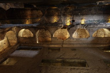 Dara harabeleri birçok birbirine bağlı mağaralardan oluşan antik bir şehirdir. Dara Antik Şehir. Mezopotamya. Mardin, Türkiye. Dara Antik Şehir Galerisi, büyük bir kaya kesimi mezar..