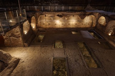 Dara harabeleri birçok birbirine bağlı mağaralardan oluşan antik bir şehirdir. Dara Antik Şehir. Mezopotamya. Mardin, Türkiye. Dara Antik Şehir Galerisi, büyük bir kaya kesimi mezar..