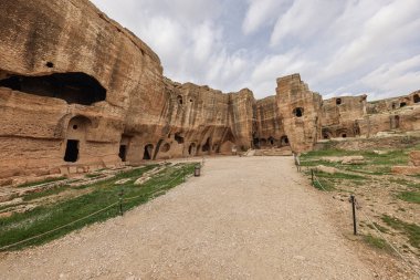 Dara harabeleri birçok birbirine bağlı mağaralardan oluşan antik bir şehirdir. Dara Antik Şehir. Mezopotamya. Mardin, Türkiye. Dara Antik Şehir Galerisi, büyük bir kaya kesimi mezar..