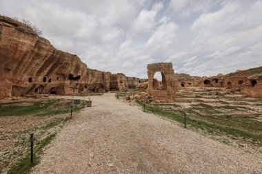 Dara harabeleri birçok birbirine bağlı mağaralardan oluşan antik bir şehirdir. Dara Antik Şehir. Mezopotamya. Mardin, Türkiye. Dara Antik Şehir Galerisi, büyük bir kaya kesimi mezar..