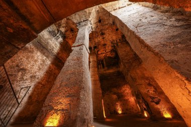 Dara Antik Şehir. Mezopotamya. Mardin, Türkiye. Dara Antik Şehir, Mezopotamya 'nın en önemli yerleşimlerinden biri. Antik su deposu daha sonra zindan olarak kullanıldı..  