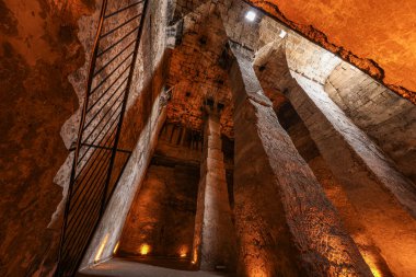 Dara Antik Şehir. Mezopotamya. Mardin, Türkiye. Dara Antik Şehir, Mezopotamya 'nın en önemli yerleşimlerinden biri. Antik su deposu daha sonra zindan olarak kullanıldı..  