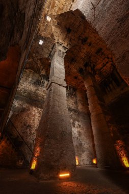 Dara Antik Şehir. Mezopotamya. Mardin, Türkiye. Dara Antik Şehir, Mezopotamya 'nın en önemli yerleşimlerinden biri. Antik su deposu daha sonra zindan olarak kullanıldı..  