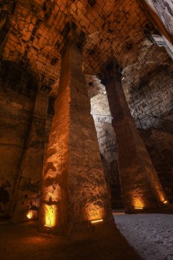 Dara Antik Şehir. Mezopotamya. Mardin, Türkiye. Dara Antik Şehir, Mezopotamya 'nın en önemli yerleşimlerinden biri. Antik su deposu daha sonra zindan olarak kullanıldı..  