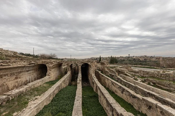 Dara Antik Şehir. Dara su kemerleri, sarnıçlar. Türkiye 'nin Mardin kentindeki Antik Dara Kentinde Antik Su Kanalları.