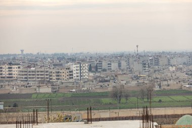 Nusaybin 'den Kaynasli View. Nusaybin, Mardin 'deki bir binanın çatısındaki Kafe' den Suriyeli Kaynasli 'nin görüntüsü. Nusaybin Mardin Türkiye.