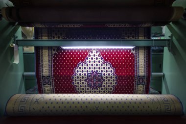 Modern halı dokuma fabrikası. Halı yapımı makine iğnesi. Halı dokuma makinesine bağlanmış iplik parçaları. Bir kumaş dokuma fabrikasının içinde..