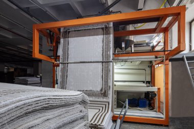 Halı fabrikası için sentetik iplikler, halı üretimi, dokuma tezgahları. Halı Sallama Bütünleşik Makinesi Halı Dokuma Fabrikasında.