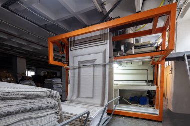 Halı fabrikası için sentetik iplikler, halı üretimi, dokuma tezgahları. Halı Sallama Bütünleşik Makinesi Halı Dokuma Fabrikasında.