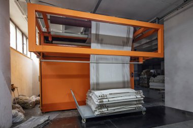 Halı fabrikası için sentetik iplikler, halı üretimi, dokuma tezgahları. Halı Sallama Bütünleşik Makinesi Halı Dokuma Fabrikasında.