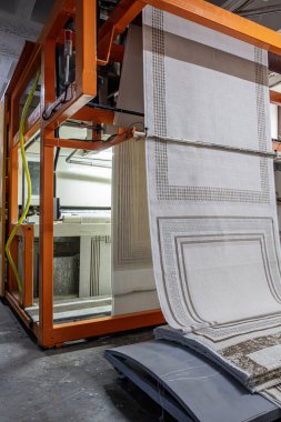 Halı fabrikası için sentetik iplikler, halı üretimi, dokuma tezgahları. Halı Sallama Bütünleşik Makinesi Halı Dokuma Fabrikasında.