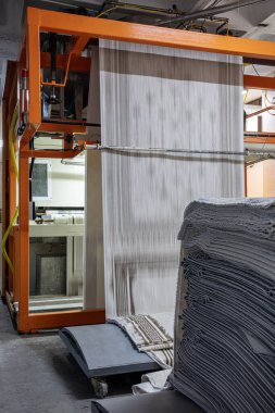 Halı fabrikası için sentetik iplikler, halı üretimi, dokuma tezgahları. Halı Sallama Bütünleşik Makinesi Halı Dokuma Fabrikasında.