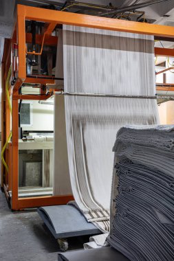 Halı fabrikası için sentetik iplikler, halı üretimi, dokuma tezgahları. Halı Sallama Bütünleşik Makinesi Halı Dokuma Fabrikasında.