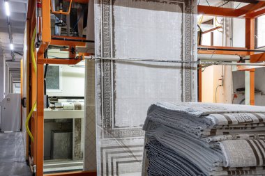 Halı fabrikası için sentetik iplikler, halı üretimi, dokuma tezgahları. Halı Sallama Bütünleşik Makinesi Halı Dokuma Fabrikasında.