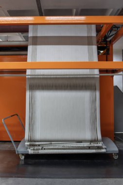 Halı fabrikası için sentetik iplikler, halı üretimi, dokuma tezgahları. Halı Sallama Bütünleşik Makinesi Halı Dokuma Fabrikasında.