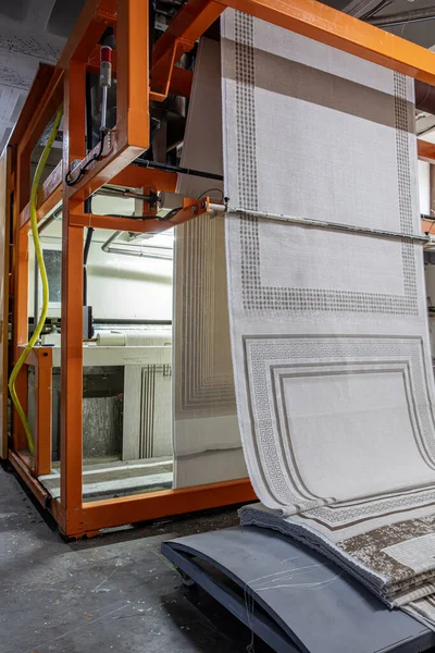 Halı fabrikası için sentetik iplikler, halı üretimi, dokuma tezgahları. Halı Sallama Bütünleşik Makinesi Halı Dokuma Fabrikasında.
