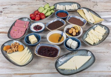 Kahvaltı masası. Geleneksel Türk Kahvaltı Masası (Serpme Kahvalti). Türk usulü kahvaltı. Geleneksel lezzetli Türk kahvaltısı, yemek konsepti fotoğrafı.