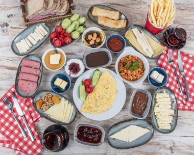 Kahvaltı masası. Geleneksel Türk Kahvaltı Masası (Serpme Kahvalti). Türk usulü kahvaltı. Geleneksel lezzetli Türk kahvaltısı, yemek konsepti fotoğrafı.
