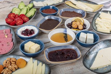 Kahvaltı masası. Geleneksel Türk Kahvaltı Masası (Serpme Kahvalti). Türk usulü kahvaltı. Geleneksel lezzetli Türk kahvaltısı, yemek konsepti fotoğrafı.