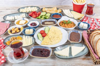 Kahvaltı masası. Geleneksel Türk Kahvaltı Masası (Serpme Kahvalti). Türk usulü kahvaltı. Geleneksel lezzetli Türk kahvaltısı, yemek konsepti fotoğrafı.