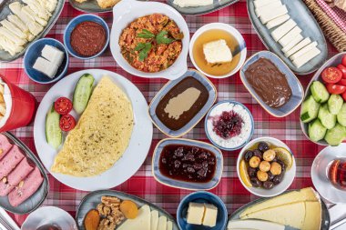 Kahvaltı masası. Geleneksel Türk Kahvaltı Masası (Serpme Kahvalti). Türk usulü kahvaltı. Geleneksel lezzetli Türk kahvaltısı, yemek konsepti fotoğrafı.