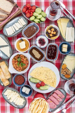 Kahvaltı masası. Geleneksel Türk Kahvaltı Masası (Serpme Kahvalti). Türk usulü kahvaltı. Geleneksel lezzetli Türk kahvaltısı, yemek konsepti fotoğrafı.
