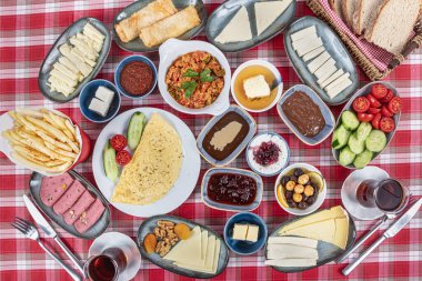 Kahvaltı masası. Geleneksel Türk Kahvaltı Masası (Serpme Kahvalti). Türk usulü kahvaltı. Geleneksel lezzetli Türk kahvaltısı, yemek konsepti fotoğrafı.