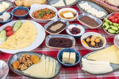 Kahvaltı masası. Geleneksel Türk Kahvaltı Masası (Serpme Kahvalti). Türk usulü kahvaltı. Geleneksel lezzetli Türk kahvaltısı, yemek konsepti fotoğrafı.
