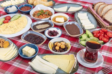 Kahvaltı masası. Geleneksel Türk Kahvaltı Masası (Serpme Kahvalti). Türk usulü kahvaltı. Geleneksel lezzetli Türk kahvaltısı, yemek konsepti fotoğrafı.
