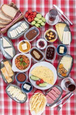 Kahvaltı masası. Geleneksel Türk Kahvaltı Masası (Serpme Kahvalti). Türk usulü kahvaltı. Geleneksel lezzetli Türk kahvaltısı, yemek konsepti fotoğrafı.