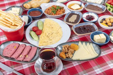 Kahvaltı masası. Geleneksel Türk Kahvaltı Masası (Serpme Kahvalti). Türk usulü kahvaltı. Geleneksel lezzetli Türk kahvaltısı, yemek konsepti fotoğrafı.