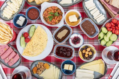 Kahvaltı masası. Geleneksel Türk Kahvaltı Masası (Serpme Kahvalti). Türk usulü kahvaltı. Geleneksel lezzetli Türk kahvaltısı, yemek konsepti fotoğrafı.