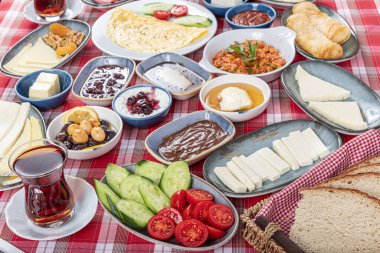 Kahvaltı masası. Geleneksel Türk Kahvaltı Masası (Serpme Kahvalti). Türk usulü kahvaltı. Geleneksel lezzetli Türk kahvaltısı, yemek konsepti fotoğrafı.