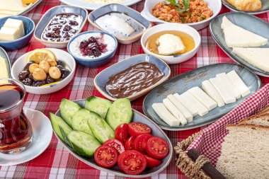 Kahvaltı masası. Geleneksel Türk Kahvaltı Masası (Serpme Kahvalti). Türk usulü kahvaltı. Geleneksel lezzetli Türk kahvaltısı, yemek konsepti fotoğrafı.