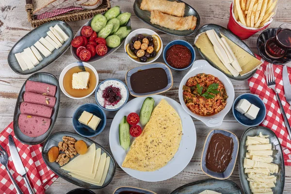 Kahvaltı masası. Geleneksel Türk Kahvaltı Masası (Serpme Kahvalti). Türk usulü kahvaltı. Geleneksel lezzetli Türk kahvaltısı, yemek konsepti fotoğrafı.