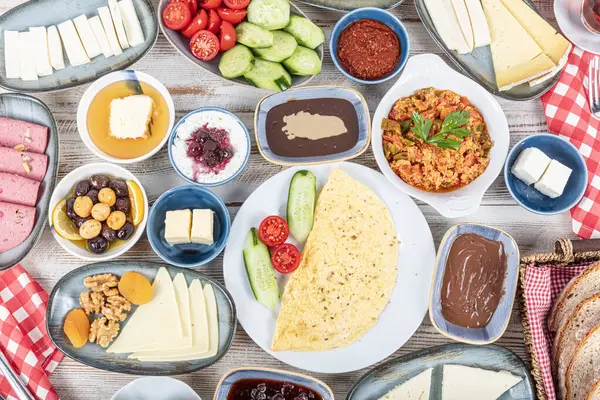 Kahvaltı masası. Geleneksel Türk Kahvaltı Masası (Serpme Kahvalti). Türk usulü kahvaltı. Geleneksel lezzetli Türk kahvaltısı, yemek konsepti fotoğrafı.