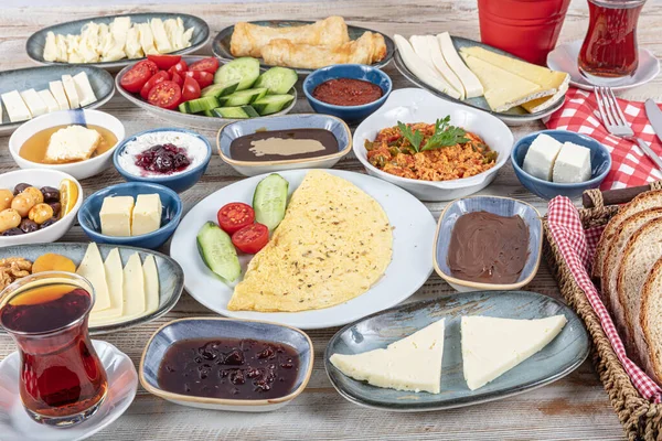 Kahvaltı masası. Geleneksel Türk Kahvaltı Masası (Serpme Kahvalti). Türk usulü kahvaltı. Geleneksel lezzetli Türk kahvaltısı, yemek konsepti fotoğrafı.