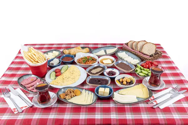 Kahvaltı masası. Geleneksel Türk Kahvaltı Masası (Serpme Kahvalti). Türk usulü kahvaltı. Geleneksel lezzetli Türk kahvaltısı, yemek konsepti fotoğrafı.