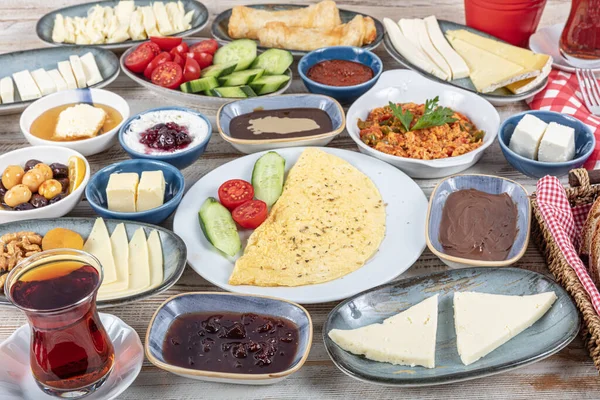 Kahvaltı masası. Geleneksel Türk Kahvaltı Masası (Serpme Kahvalti). Türk usulü kahvaltı. Geleneksel lezzetli Türk kahvaltısı, yemek konsepti fotoğrafı.