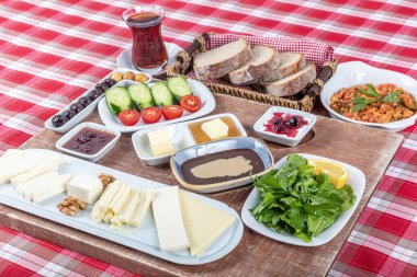 Türk Mutfağı Kahvaltı Tabağı. Geleneksel lezzetli Türk kahvaltısı, yemek konsepti fotoğrafı. Zengin çeşit peynir, domates, salatalık, yumurta, ahşap arka planda reçel..