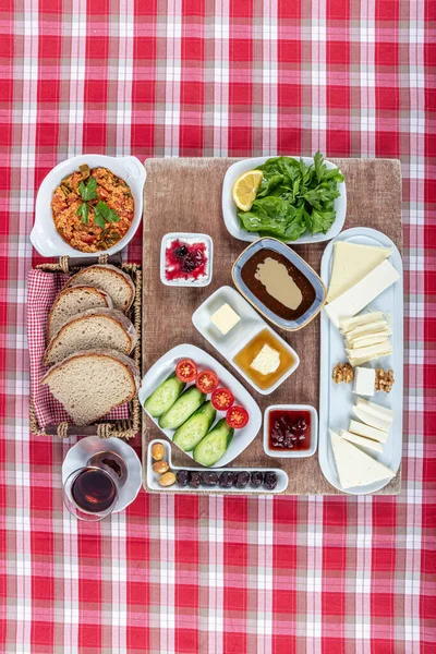Türk Mutfağı Kahvaltı Tabağı. Geleneksel lezzetli Türk kahvaltısı, yemek konsepti fotoğrafı. Zengin çeşit peynir, domates, salatalık, yumurta, ahşap arka planda reçel..